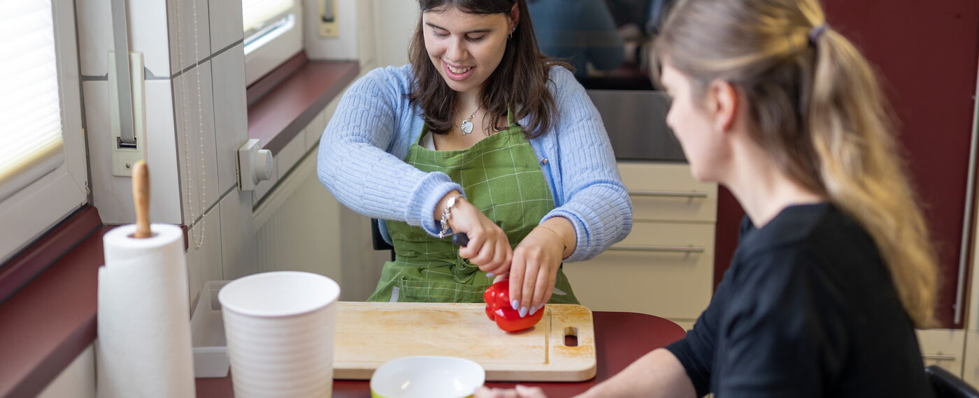 Zwei Schülerinnen des Internats kochen gemeinsam