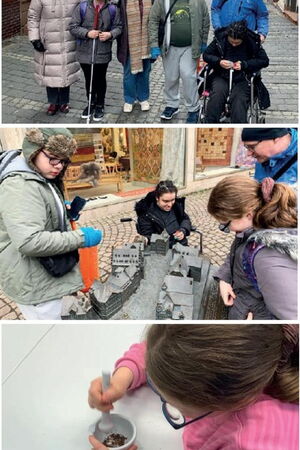 Der Besuch aus Worcester gemeinsam mit Lehrkräften in der Marburger Oberstadt  Am Tastmodell des Marburger Marktplatzes erkunden die Gäst*innen die historische Altstadt Eine Schülerin zerkleinert während des Workshops in einem Mörser Kakaonibs.