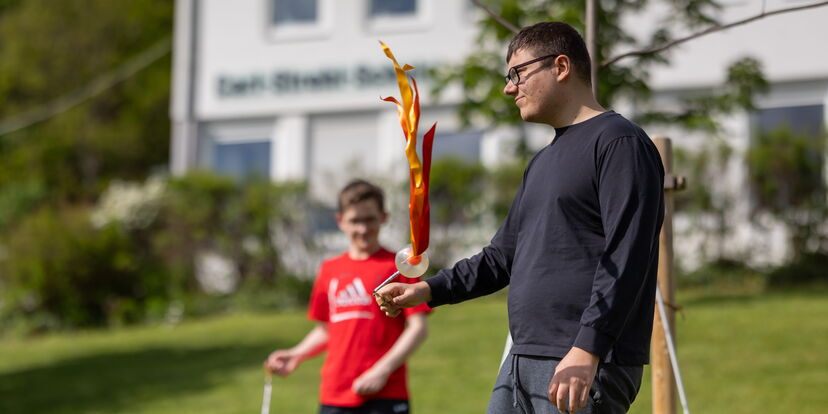 Zwei Teilnehmer der Bewegungsförderung beim Unterricht an der frischen Luft.
