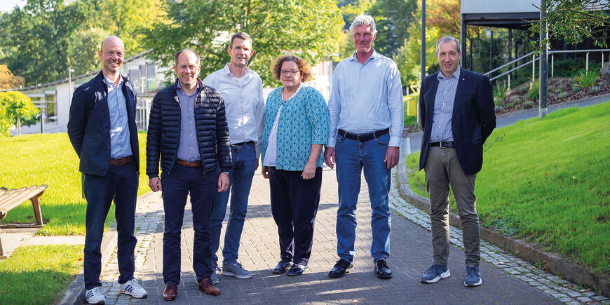 Die genannten Personen stehen auf dem sommerlichen blista Campus.