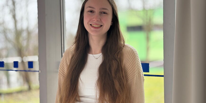 Portraitfoto Marie Mattheis - sie hat langes mittelblondes Haar und trägt ein helles Oberteil.