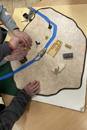 Zwei Hände ertasten ein taktiles Stadtplanmodell