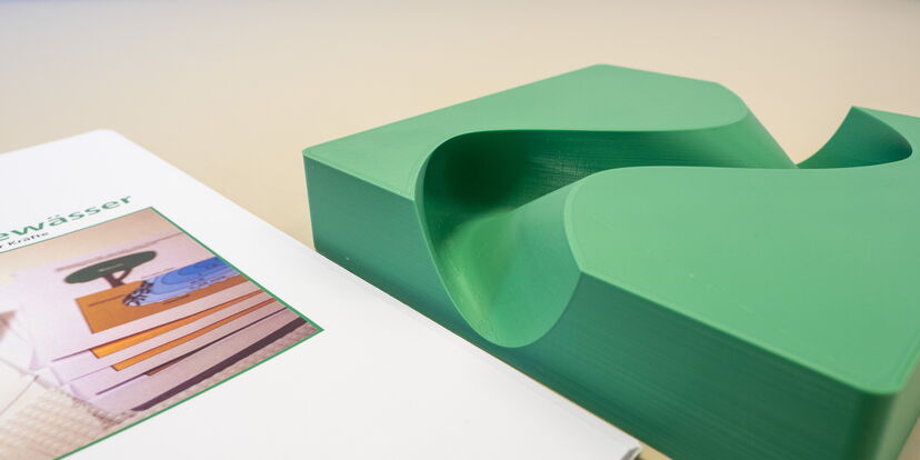 Nahaufnahme des Mulis Fließgewässer: ein taktiles Modell eines Flussbettes.