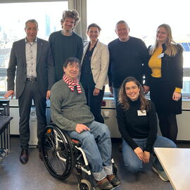 Gruppenbild: Andreas Winkel zusammen mit Vertreter*innen der blista in den Räumen der TBL.