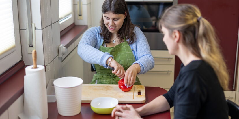 Zwei Schülerinnen des Internats kochen gemeinsam
