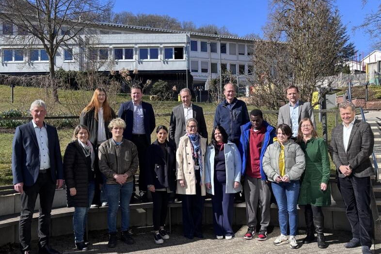 Auf dem sonnigen blistaCampus begrüßen Schüler*innen, Vorstand und Lehrkräfte die Vertreter*innen der CSL Innovation GmbH