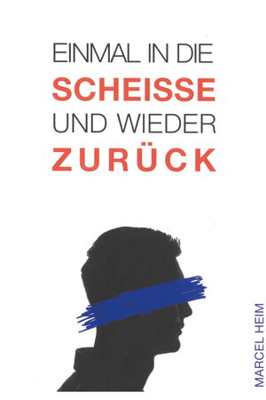 Cover von „Marcel Heim – Einmal in die Scheiße und wieder zurück“ vor der schwarzen Silhouette eines Männerkopfs im Profil ist ein blauer Strich, der einer Augenbinde ähnelt.